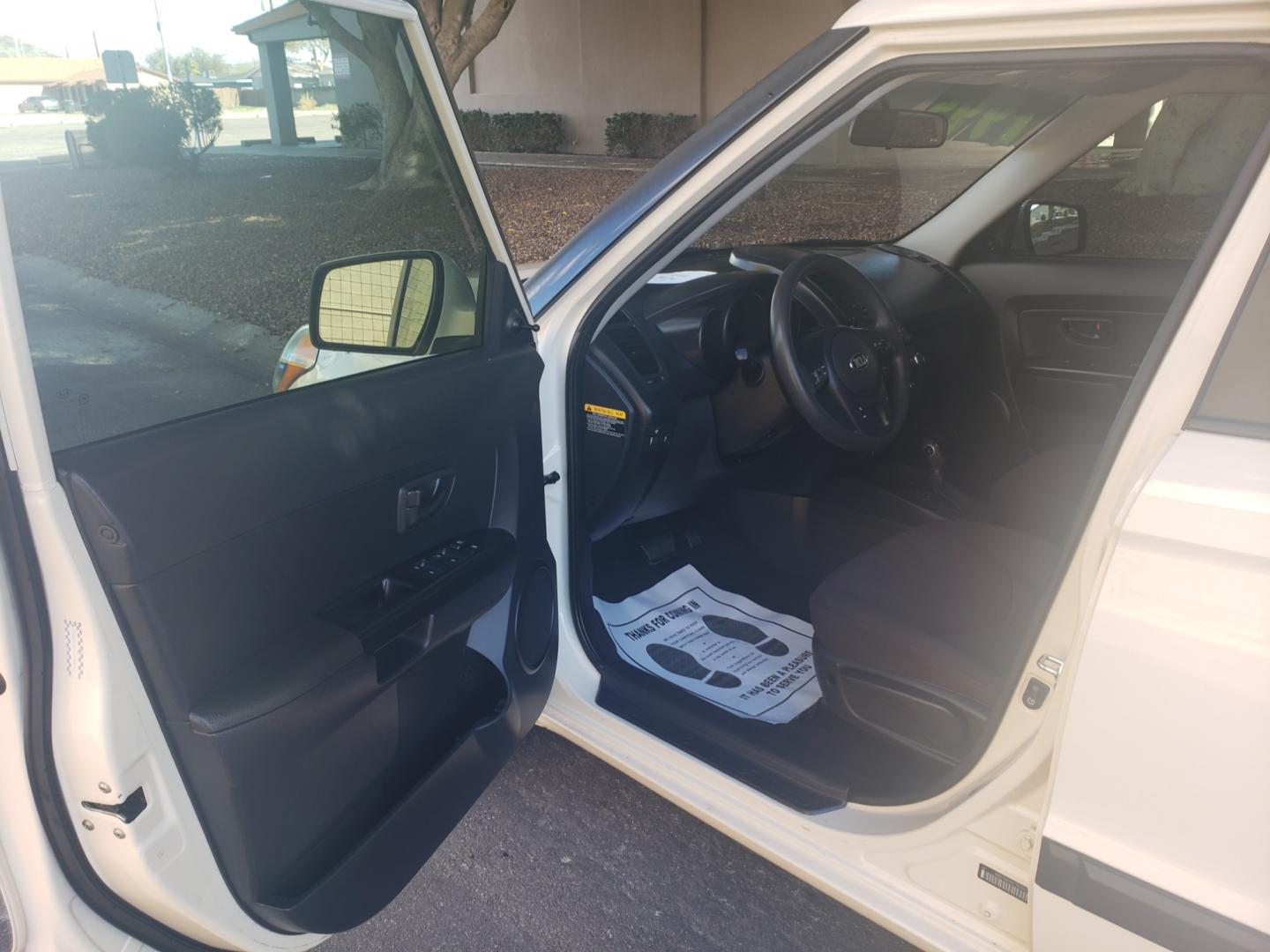 2013 WHITE /black Kia Soul base (KNDJT2A51D7) with an 1.6l i4 engine, 4-Speed Automatic transmission, located at 323 E Dunlap Ave., Phoenix, AZ, 85020, (602) 331-9000, 33.567677, -112.069000 - 2013 Kia Soul,.......EXCELLENT condition, A Real Must See!!.... Ice cold A/C, No accidents, Power everything, Stereo/cd player, Phone sync, Bluetooth, Satellite compatible, Clean black interior with black cloth seats in near perfect condition, power windows, power door locks, clean Arizona title, Ru - Photo#8